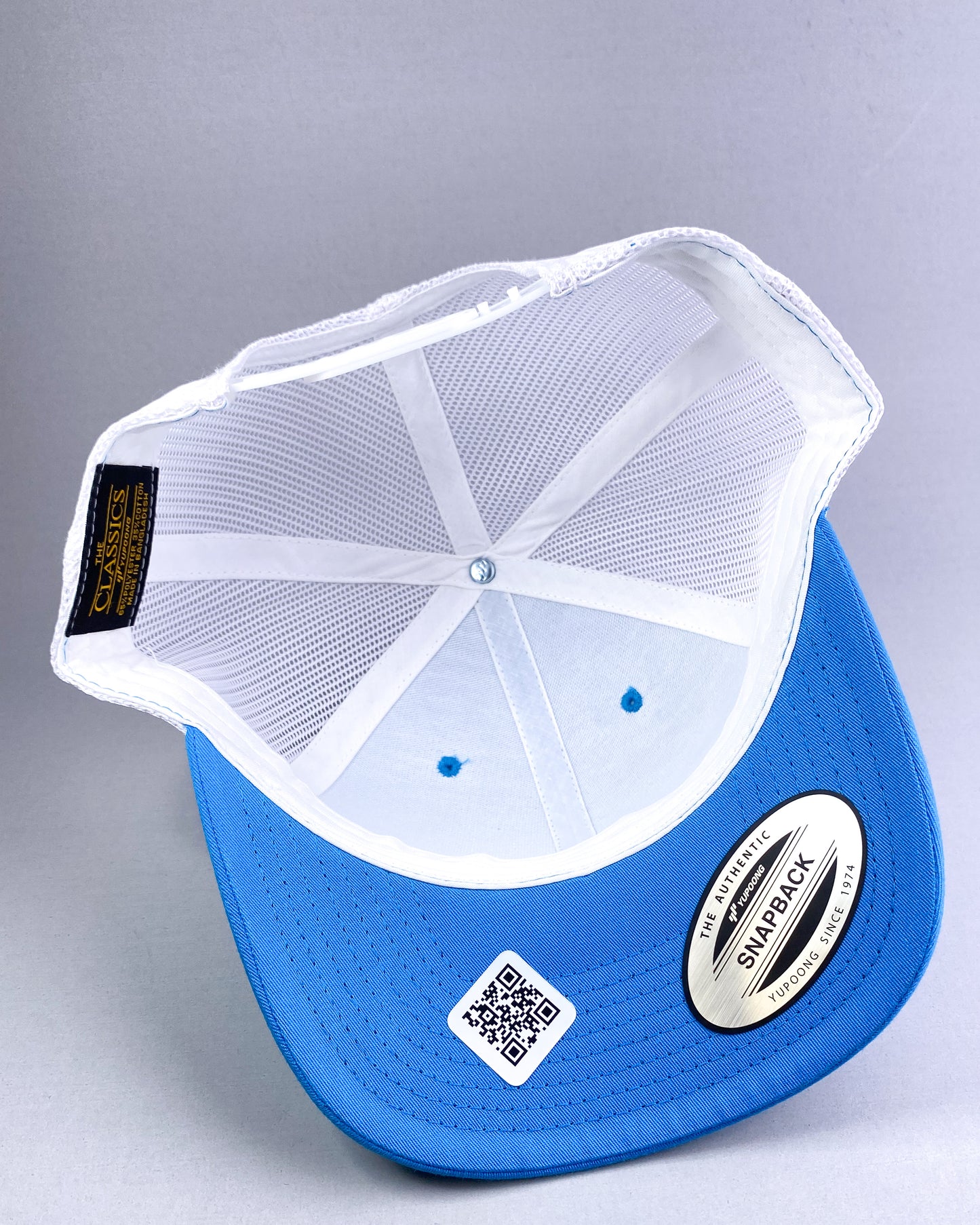 Bravo Cay hat in turquoise/white with single palm design leather patch