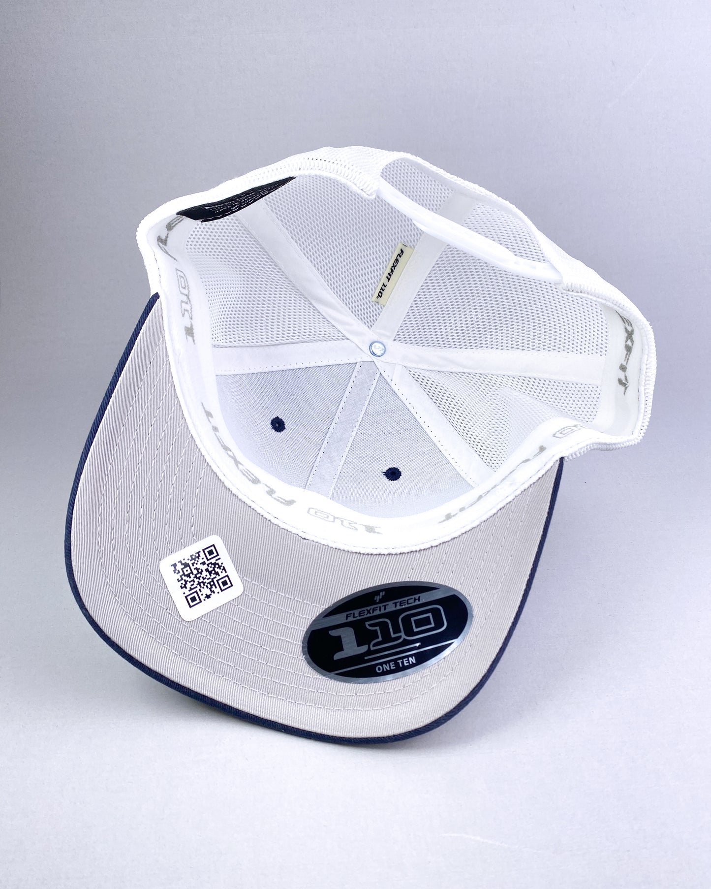 Bravo Cay hat in navy blue/white with snook design leather patch