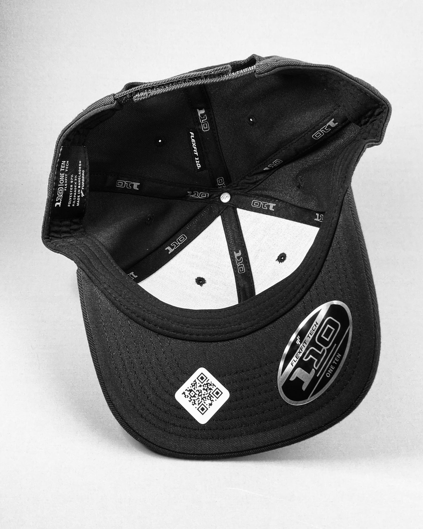 Bravo Premium hat in black with two palms design leather patch