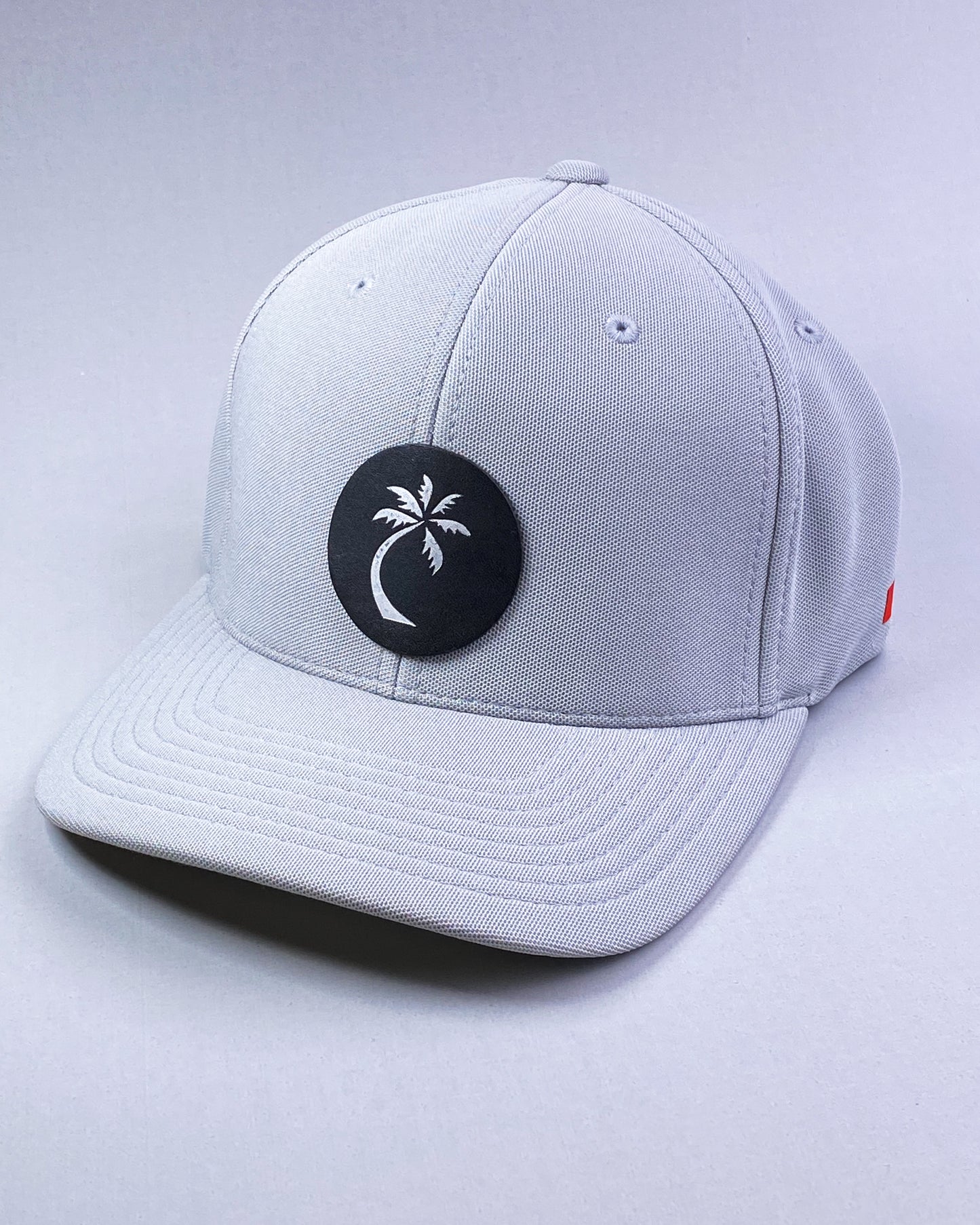 Bravo Cay hat in silver grey with single palm design leather patch