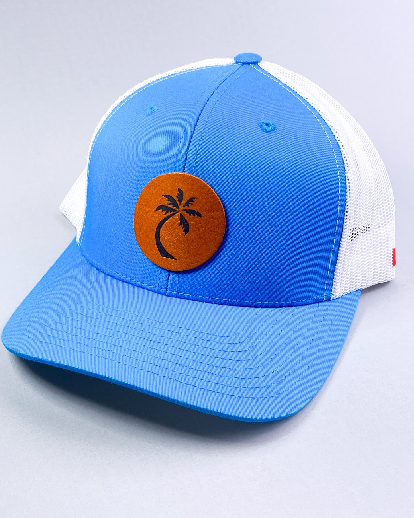 Bravo Cay hat in turquoise/white with single palm design leather patch