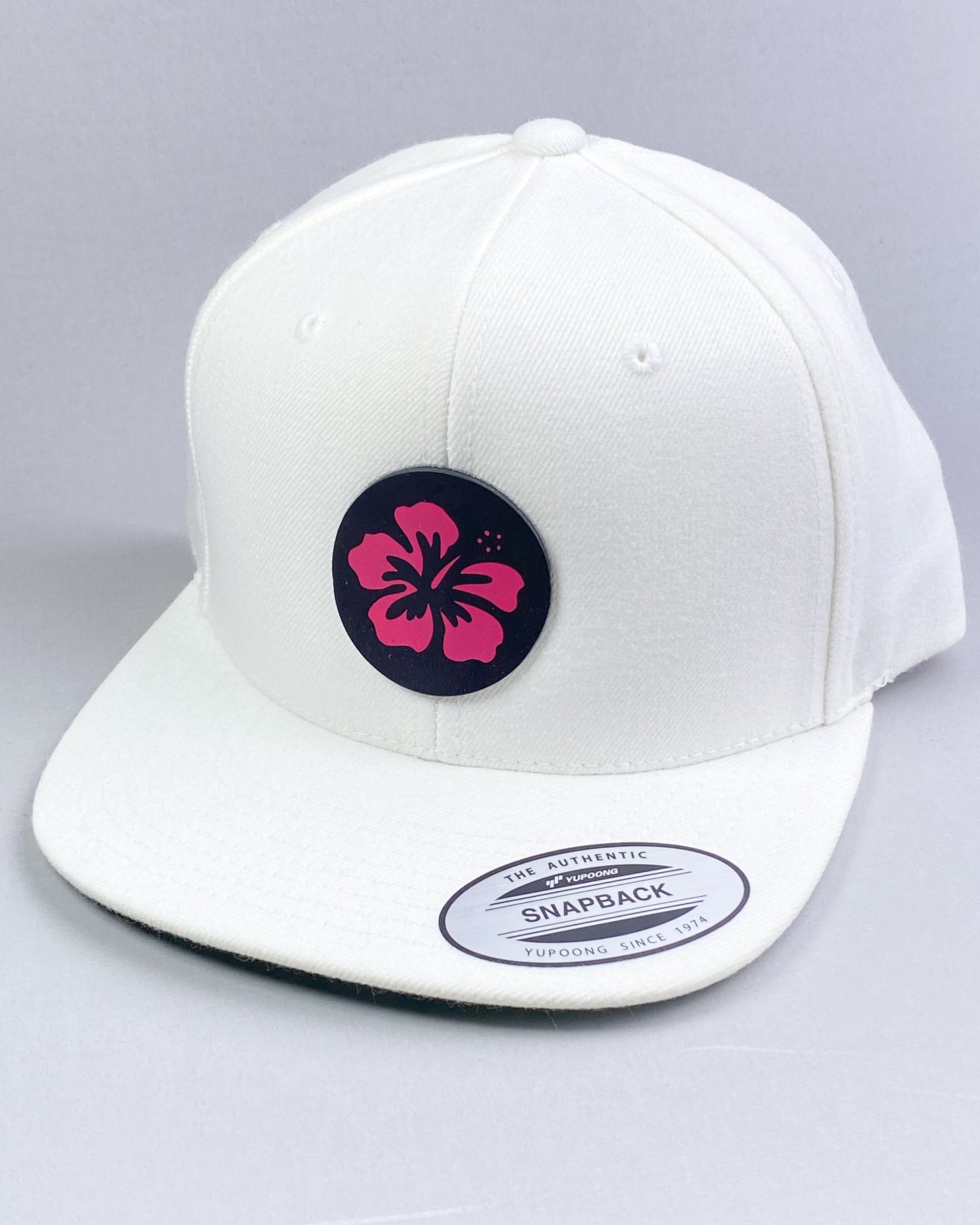 Bravo Premium hat in white with flower design leather patch