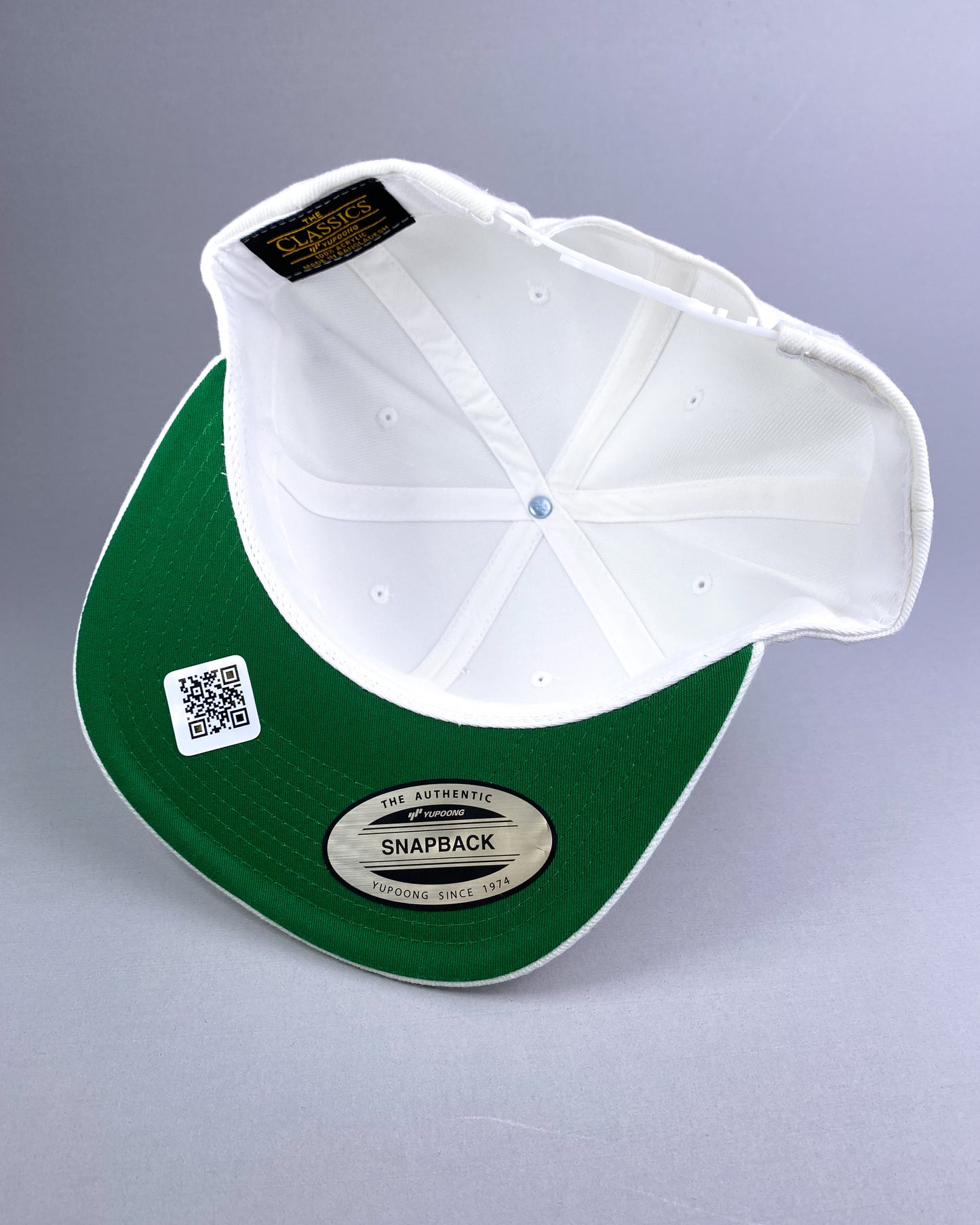 Bravo Premium hat in white with golf themed design leather patch