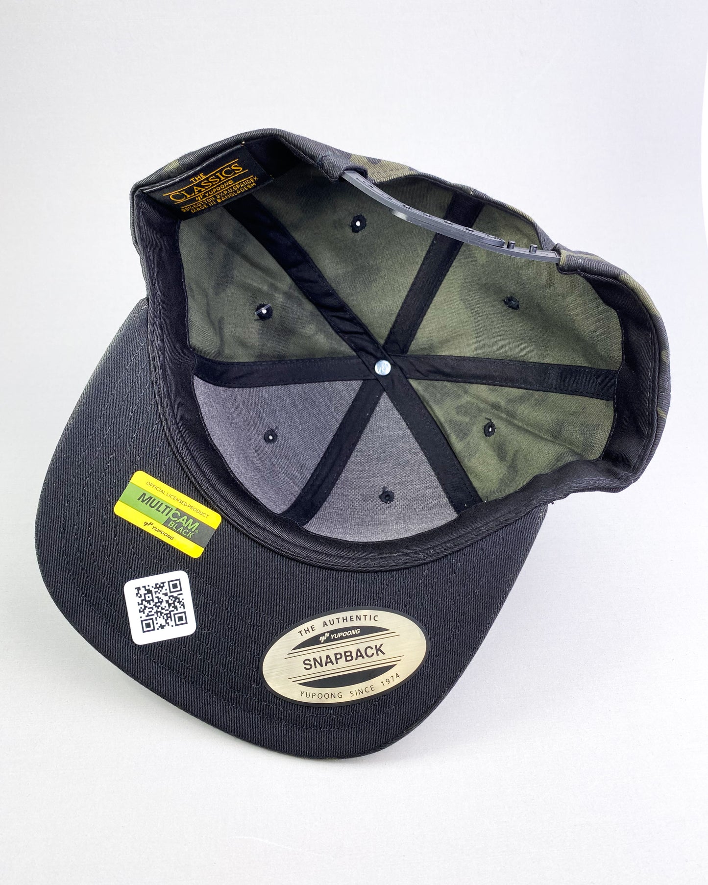 Bravo Cay hat in dark camo with shark design leather patch